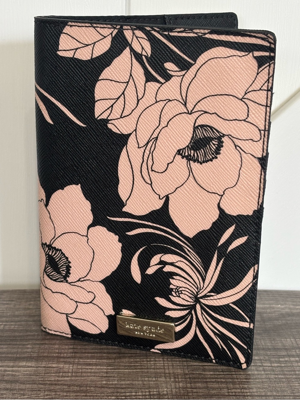 EUC Kate Spade New York Laurel Way Gardenia Passport Holder